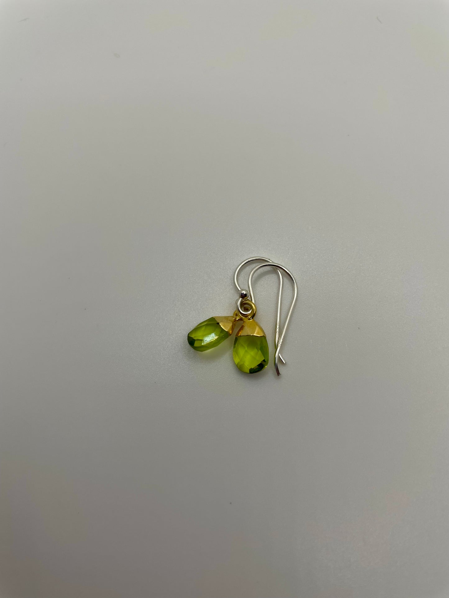 Ørepynt i 925 Sterling sølv, med 14 karat gull på Sterling sølv og grønn peridot.