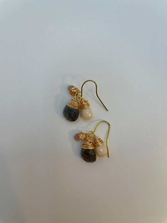 Ørepynt med blå labradoritt, opaler og solstein i 14k gullbelagt 925 Sterling sølv.