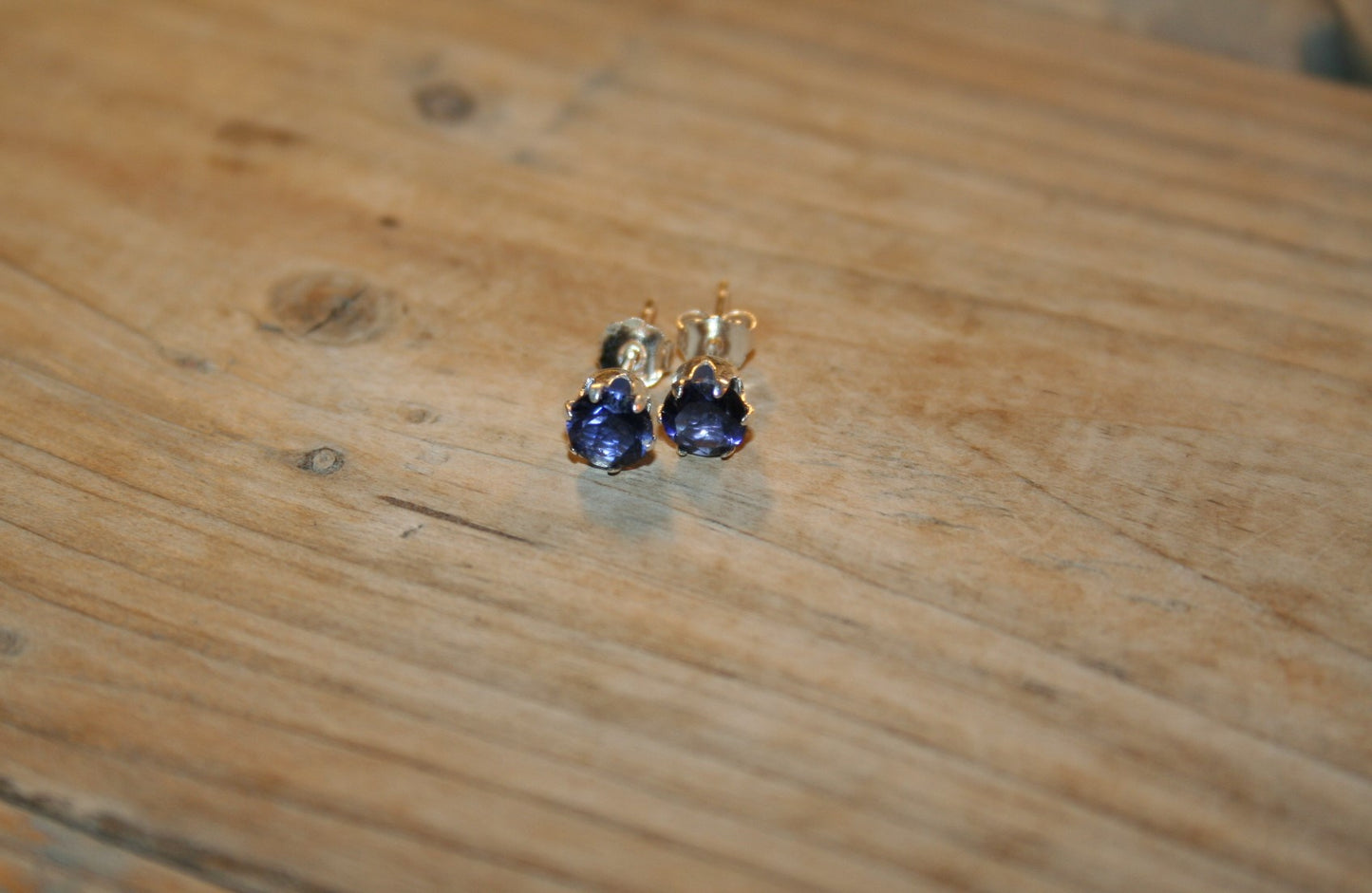 Ørepynt i 925 sterling sølv med mørkeblå vannsafir steiner, 5 mm steiner