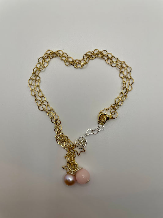 Halskjede i 14k valset gull på 925 Sterling sølv med ferskvannsperle og opal med stjerne charm.
